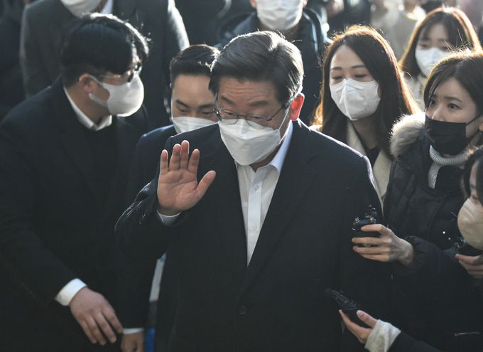 이재명 더불어민주당 후보가 9일 오후 경기도 성남시 분당구 수내동 자택으로 들어서고 있다.   뉴시스