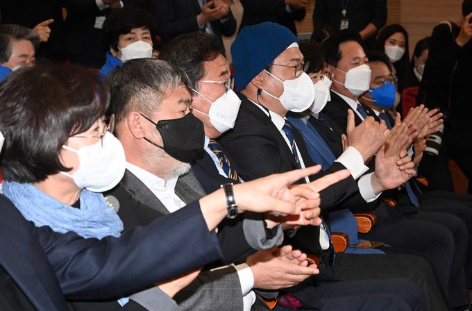 제20대 대통령선거일인 9일 서울 여의도 의원회관에 마련된 더불어민주당 개표상황실에서 이낙연 총괄선대위원장, 송영길, 김동명 상임선대위원장 등 주요 인사들이 방송사 출구조사를 보고 있다. KBS, MBC, SBS 등 지상파 방송 3사 출구조사에서는 이재명 후보가 47.8%, 윤석열 후보가 48.4%로 0.6%포인트 격차를 나타냈고 JTBC 출구조사에서는 이 후보가 48.4%, 윤 후보가 47.7%를 기록했다.   공동취재사진