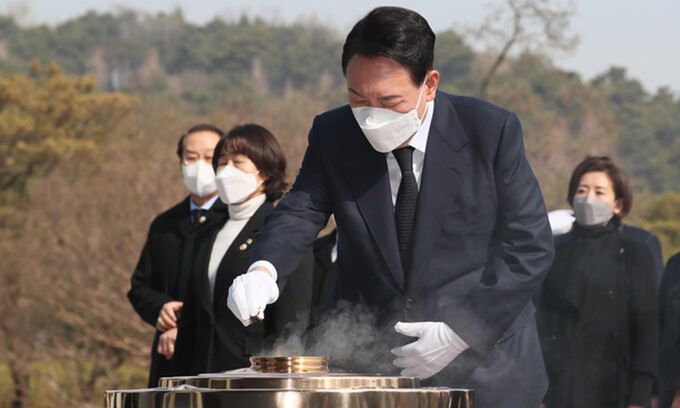 당 지도부와 함께 윤석열 대통령 당선인이 10일 서울 동작구 국립서울현충원에서 분향하고 있다. 남제현 선임기자