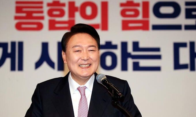 ‘정직한 대통령’ 약속 윤석열 대통령 당선인이 10일 오전 서울 여의도 국회 도서관에서 당선 인사 기자회견을 하고 있다. 윤 후보는 이 자리에서 “헌법정신을 존중하고 야당과 협치하면서 국민을 잘 모시도록 하겠다”고 밝혔다. 남제현 선임기자