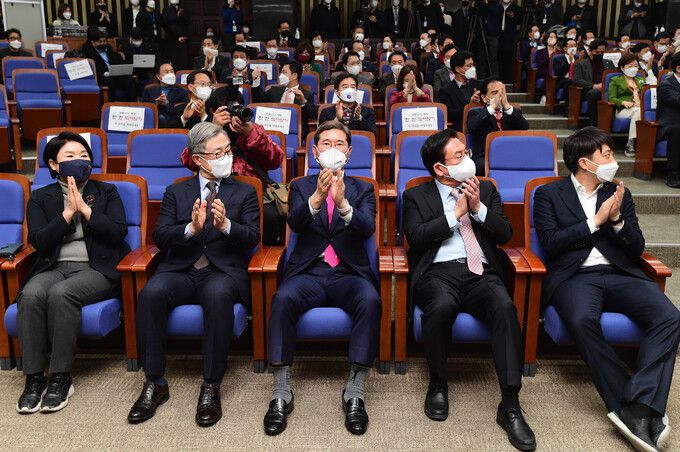 10일 국민의힘 의원총회에 참석한 3·9 국회의원 재보궐선거 당선인들. 왼쪽부터 조은희(서울 서초갑)·최재형(서울 종로)·김학용(경기 안성)·정우택(충북 청주상당) 의원과 이준석 당대표. 연합뉴스