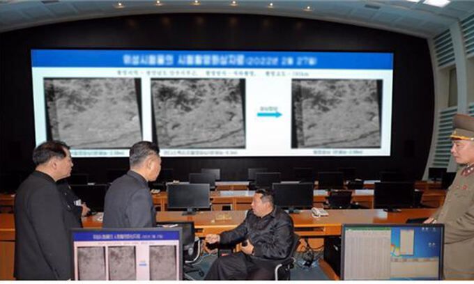 북한 김정은 노동당 총비서가 북한의 정찰위성을 개발하는 국가우주개발국을 현지지도 했다고 10일 당 기관지 노동신문이 보도했다. 뉴스1