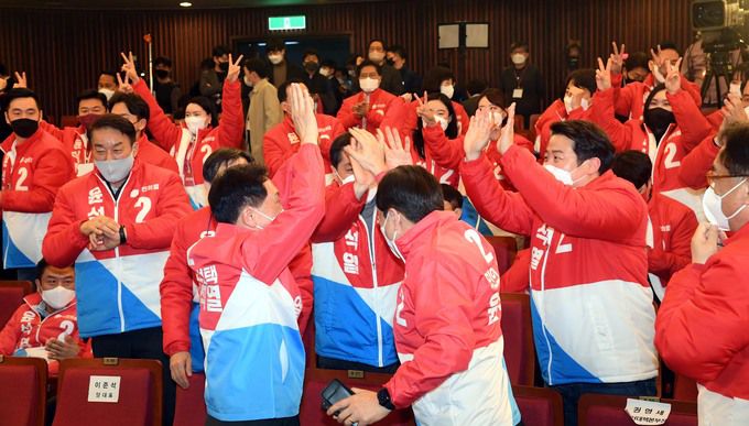 10일 새벽 서울 여의도 국회 도서관에 마련된 국민의힘 제20대 대통령선거 개표상황실에서 권영세 선대본부장 등이 윤석열 후보의 득표율이 역전되자 환호하고 있다.    공동취재사진