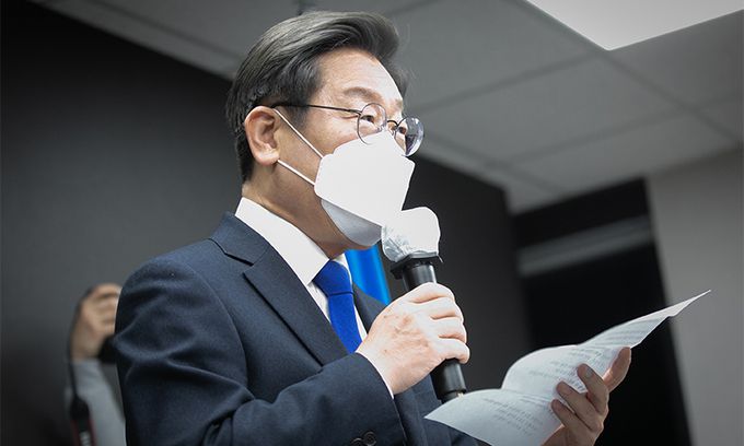 더불어민주당 이재명 대선 후보는 10일 "모든 것은 다 저의 부족함 때문이다. 여러분의 패배도 민주당의 패배도 아니다. 모든 책임은 오롯이 저에게 있다"며 패배를 선언하고 있다. 연합뉴스