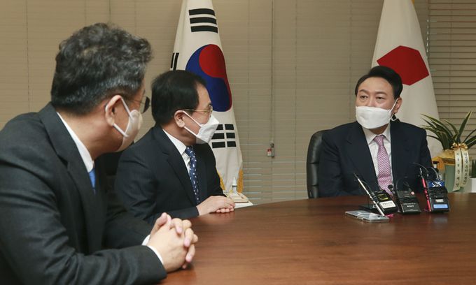 윤석열 대통령 당선인이 10일 서울 여의도 국민의힘 당사에서 유영민 대통령 비서실장과 이철희 정무수석을 접견하고 있다. 국회사진기자단
