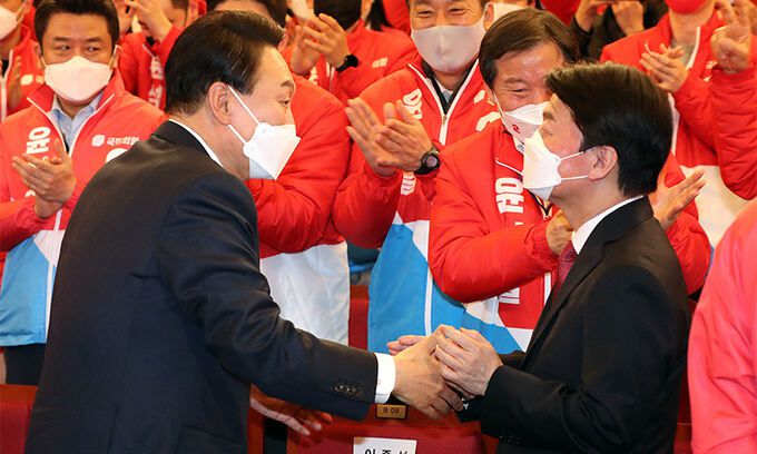 윤석열 제20대 대통령 당선인이 10일 새벽 서울 여의도 국회도서관에 마련된 ''국민의힘 제20대 대통령선거 개표상황실''을 찾아 국민의당 안철수 대표와 인사하고 있다. 국회사진기자단