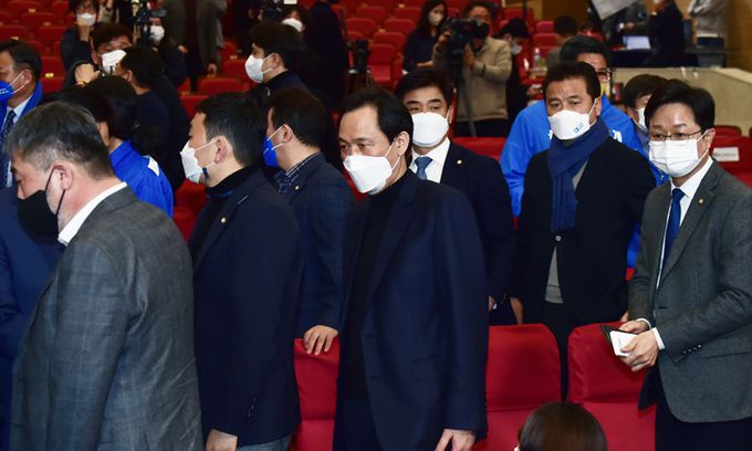 20대 대통령 선거 개표가 진행되고 있는 10일 국민의힘 윤석열 대선후보와 더불어민주당 이재명 후보의 득표율 격차가 좁혀지지 않자 더불어민주당 의원들이 침통한 표정으로 서울 여의도 국회 의원회관에 마련된 개표 상황실을 떠나고 있다. 국회사진기자단