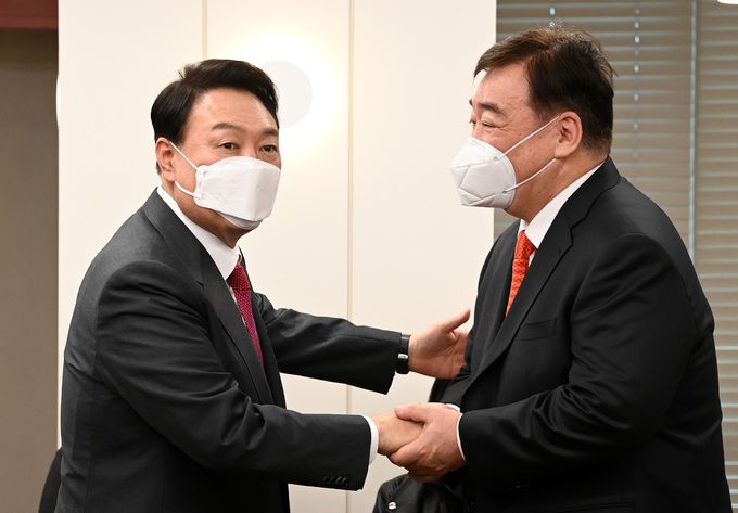 윤석열 대통령 당선인이 11일 오전 서울 여의도 국민의힘 중앙당사에서 싱하이밍 주한 중국대사를 접견, 악수하고 있다. 연합뉴스