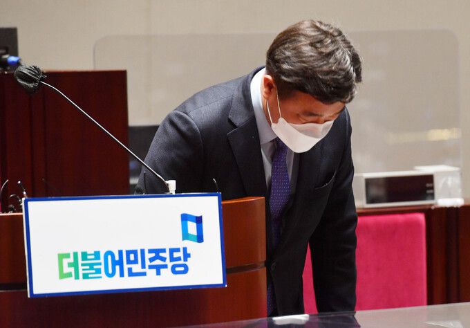 더불어민주당 윤호중 비상대책위원장이 11일 서울 여의도 국회에서 열린 의원총회에서 인사하고 있다. 뉴시스