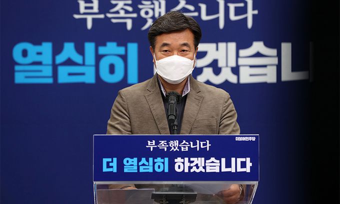 더불어민주당 윤호중 비상대책위원장이 13일 국회 당 대표실에서 'n번방 추적단 불꽃' 활동가 출신인 박지현 여성위원회 부위원장을 공동위원장으로 하는 내용의 비상대책위원회 인선안을 발표하고 있다. 연합뉴스