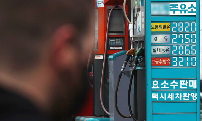 13일 서울 시내 한 주유소에 게시된 2천800원 대 휘발유 가격. 연합뉴스