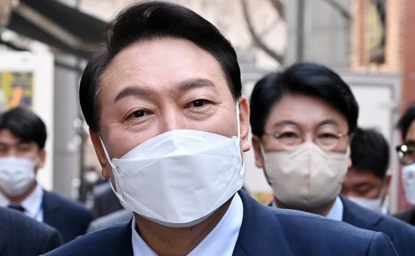 윤석열 대통령 당선인이 16일 오후 점심식사를 위해 서울 종로구 통의동 집무실에서 식당으로 이동하고 있다. 국회사진기자단