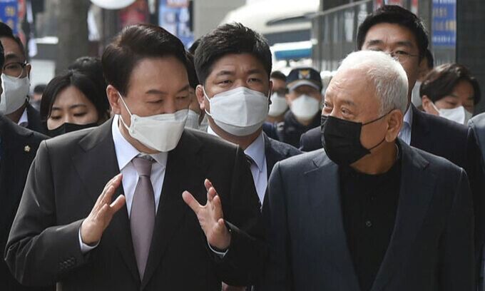 무슨 얘기 나누나 윤석열 대통령 당선인이 17일 집무실이 있는 서울 종로구 통의동의 한 거리에서 김한길 국민통합위원장(오른쪽) 등과 함께 점심식사를 하러 이동하고 있다. 서상배 선임기자