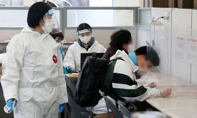 0시 기준 코로나19 신규 확진자가 40만7017명 집계된 18일 서울 송파구보건소 선별진료소에서 시민들이 신속항원 검사를 하고 있다. 서울=뉴시스