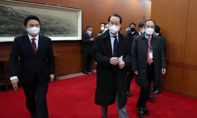 대통령직인수위원회 권영세 부위원장(가운데)과 원희룡 기획위원장(왼쪽)을 비롯한 인수위원들이 18일 오후 새 대통령 집무실 후보지인 서울 종로구 외교부 청사를 둘러보고 있다. 서상배 선임기자