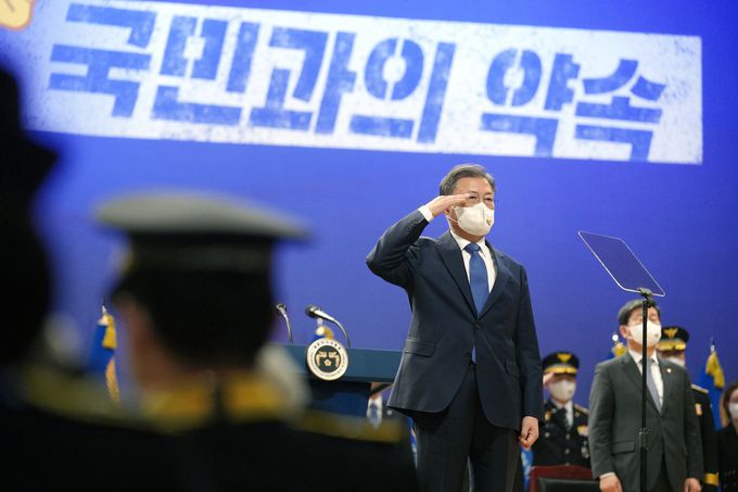 문재인 대통령이 17일 충남 아산 경찰대학교에서 열린 2022년 신임경찰 경위·경감 임용식에 참석해 임용자들의 경례에 거수경례로 답하고 있다.청와대 제공