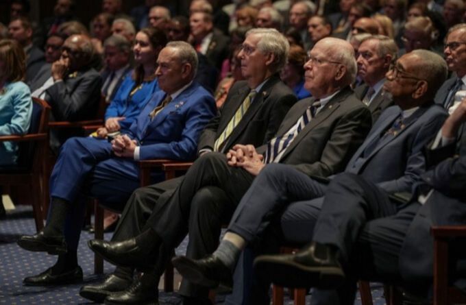 지난 16일(현지시간) 미국 연방의회에서 의원들이 볼로디미르 젤렌스키 우크라이나 대통령의 화상 연설을 경청하는 모습. 워싱턴=EPA연합뉴스