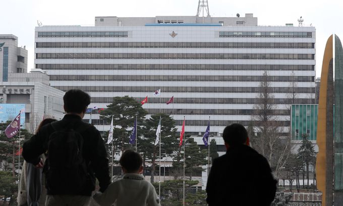 윤석열 대통령 당선인이 대통령 집무실을 용산 국방부 청사로 이전한다고 발표한 20일 서울 용산구 전쟁기념관 앞에서 시민들이 국방부 청사를 바라보고 있다. 뉴시스