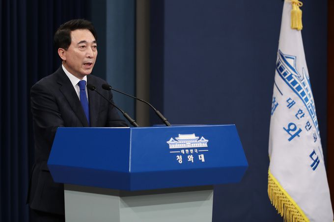 박수현 청와대 국민소통수석이 21일 청와대 춘추관에서 윤석열 대통령 당선인의 대통령 집무실 이전 추진 등과 관련한 브리핑을 하고 있다. 뉴스1