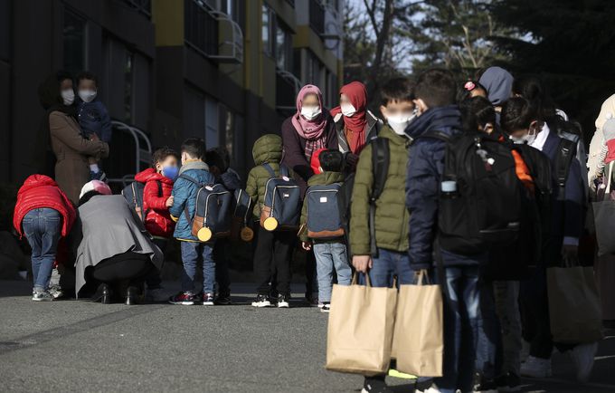 21일 오전 울산 동구에 정착한 아프가니스탄 특별기여자 자녀들이 첫 등교를 준비하고 있다.   뉴스1
