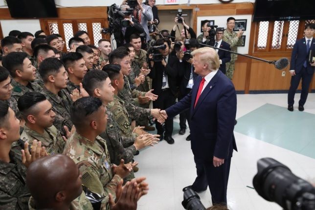 2019년 6월 30일 도널드 트럼프 당시 미국 대통령이 판문점 공동경비구역의 캠프 보니파스를 찾아 한·미 양국 장병들을 격려하는 모습. 세계일보 자료사진