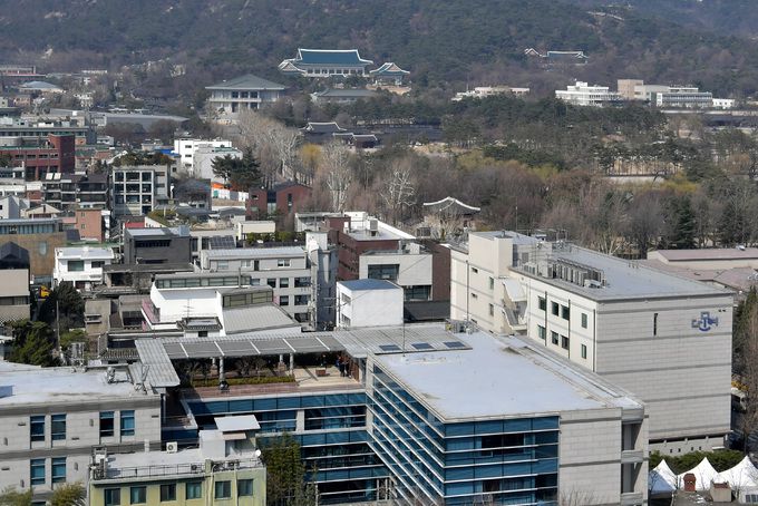 22일 대통령직인수위원회가 있는 서울 종로구 통의동 금융감독원 연수원을 내려다본 모습. 멀리 청와대도 보인다. 하상윤 기자