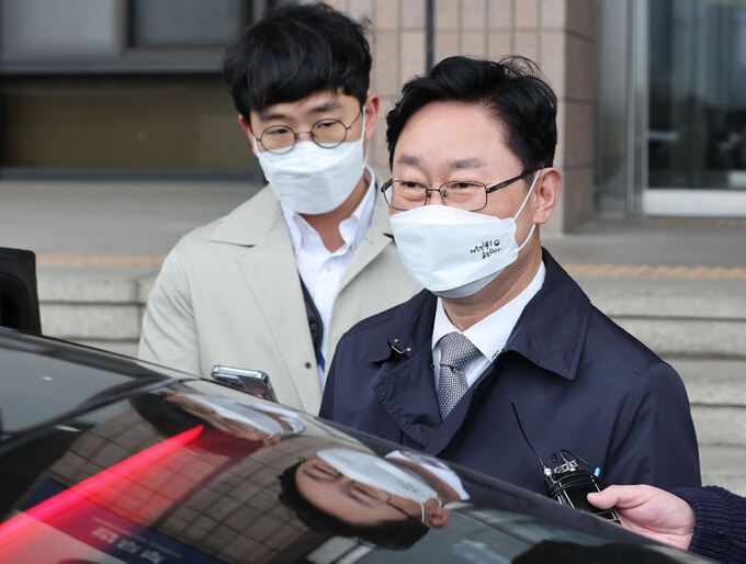 24일 박범계 법무부 장관이 정부과천청사 법무부를 나서고 있다. 연합뉴스