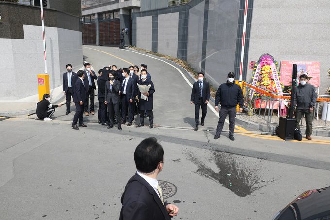 박근혜 전 대통령이 24일 오후 대구 달성군 유가읍 쌍계리 사저 앞에 도착해 차량에서 내려 대국민 메시지를 발표하는 도중 한 남성이 소주병 던지며 소동을 일으키자 경호원들이 박 전 대통령을 보호하기 위해 주변을 에워싸고 있다. 대구=뉴스1