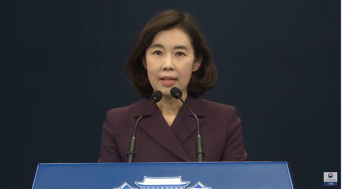 박경미 청와대 대변인이 27일 춘추관에서 브리핑을 통해 "문 대통령과 윤 당선인은 28일 오후 6시 청와대 상춘재에서 만찬을 겸해 만나기로 했다"고 밝혔다.   KTV화면 캡쳐