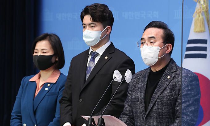 더불어민주당 박홍근 원내대표가 27일 오후 국회 소통관에서 원내대표단 대변인단 인선을 발표하고 있다. 왼쪽부터 원내대변인으로 임명된 이수진·오영환 의원, 박 원내대표. 국회사진기자단