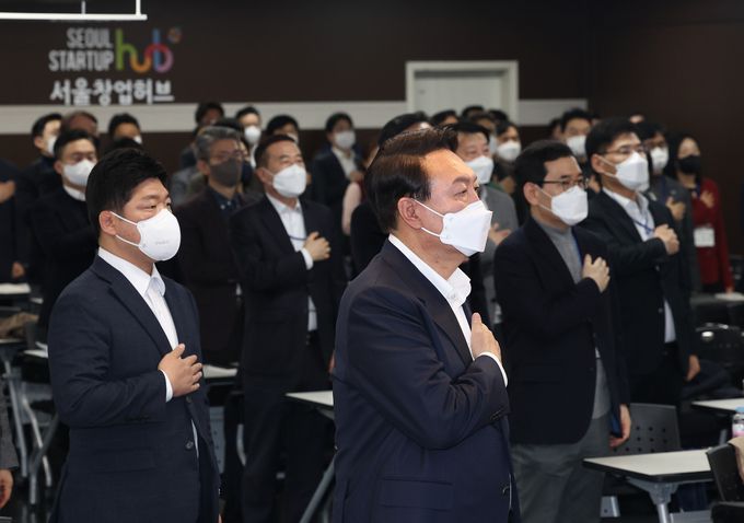 윤석열 대통령 당선인이 26일 오후 서울 마포구 서울창업허브에서 열린 제20대 대통령직인수위원회 워크숍에서 국기에 경례하고 있다.    연합뉴스