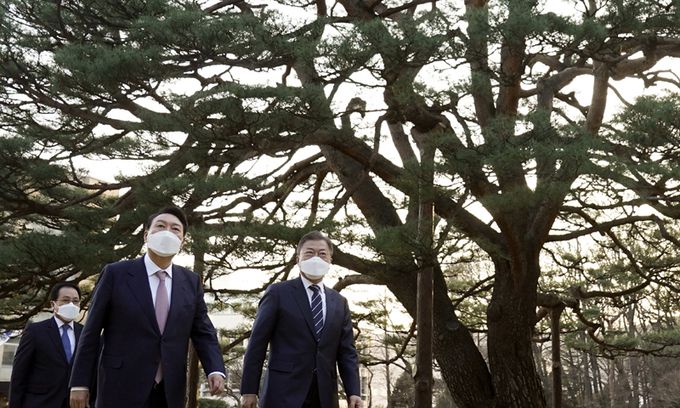 대통령·검찰총장서 전임·후임자로 문재인 대통령과 윤석열 대통령 당선인이 28일 만찬 장소인 상춘재로 가려고 청와대 내 정원인 녹지원을 가로지르고 있다. 청와대사진기자단