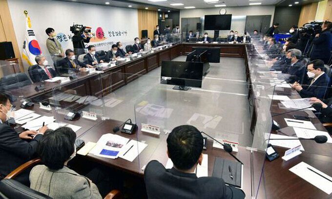 인수위 전체회의 안철수 대통령직인수위원장이 28일 서울 삼청동 금융연수원에서 열린 제3차 인수위 전체회의를 주재하고 있다. 인수위사진기자단