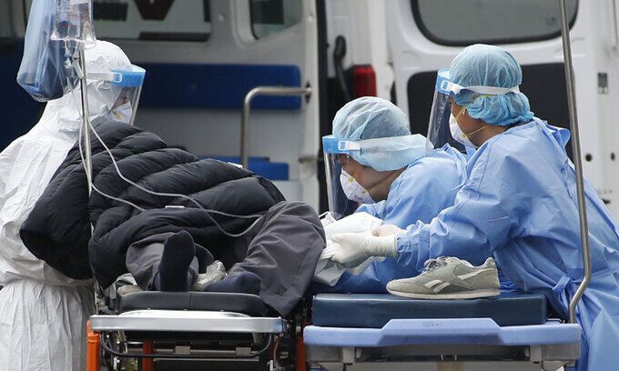 지난 25일 오후 서울 중랑구 서울의료원에서 의료진들이 환자를 이송하고 있다. 뉴스1