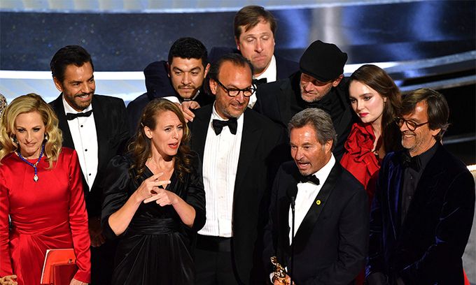 27일(현지시간) 미국 로스앤젤레스 할리우드 돌비극장에서 열린 제94회 오스카 시상식에서 영화 '코다'의 출연 배우들과 제작진이 무대에 올라 최우수 작품상을 받고 있다. 할리우드=AFP연합뉴스