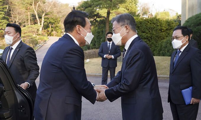 문재인 대통령과 윤석열 대통령 당선인이 28일 오후 청와대 상춘재에서 대선 뒤 첫 회동에 앞서 인사하고 있다. 연합뉴스