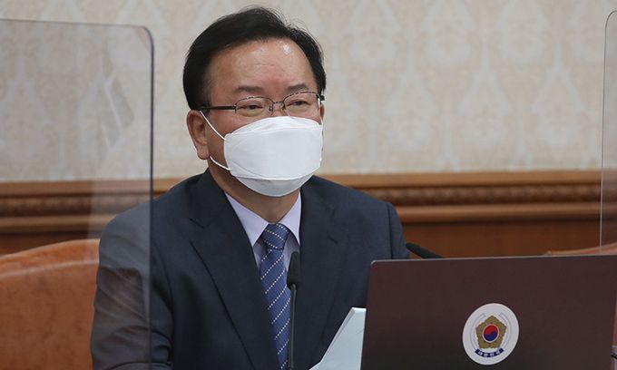 김부겸 국무총리가 29일 서울 종로구 정부서울청사에서 영상으로 열린 국무회의를 주재하며 발언하고 있다. 뉴시스
