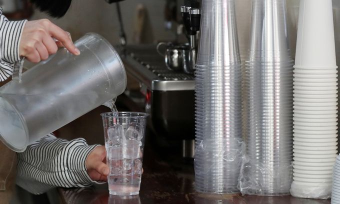 지난 28일 서울의 한 커피전문점에 일회용컵이 쌓여 있다. 뉴스1