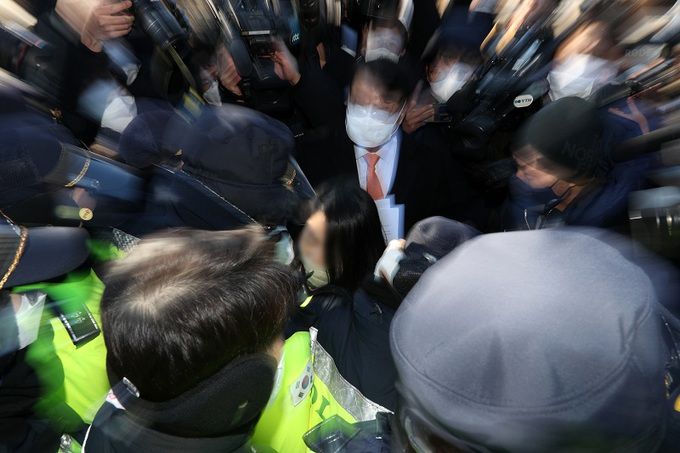 2020년 서해상에서 북한군 피격으로 숨진 해양수산부 공무원 이모씨의 유가족과 법률 대리인인 김기윤 변호사가 지난 1월18일 서울 종로구 청와대 분수대 앞에서 기자회견을 열고 당시 진상 규명을 약속한 문재인 대통령의 편지 반환 등을 위해 이동하고 있다. 뉴스1