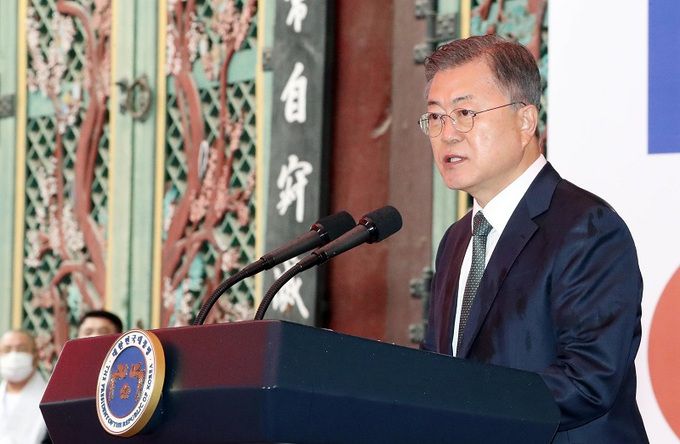 문재인 대통령이 30일 서울 종로구 조계사에서 열린 대한불교조계종 제15대 종정 중봉 성파 대종사 추대 법회에서 축사를 하고 있다. 연합뉴스