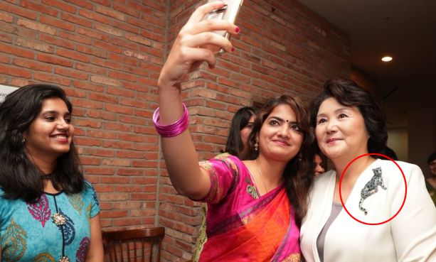 문재인 대통령 부인 김정숙 여사가 2018년 7월 4일 오후 인도 영화 ‘당갈’을 관람하기 위해 서울 강남구 신사동 이봄씨어터를 찾아 인도 유학생들과 기념촬영을 하고 있다. 청와대 제공