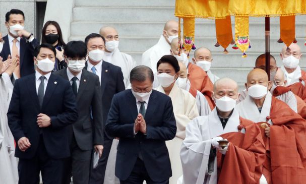 문재인 대통령이 30일 서울 종로구 조계사에서 열린 대한불교조계종 제15대 종정 중봉 성파 대종사 추대법회에서 합장을 하고 있다. 연합뉴스