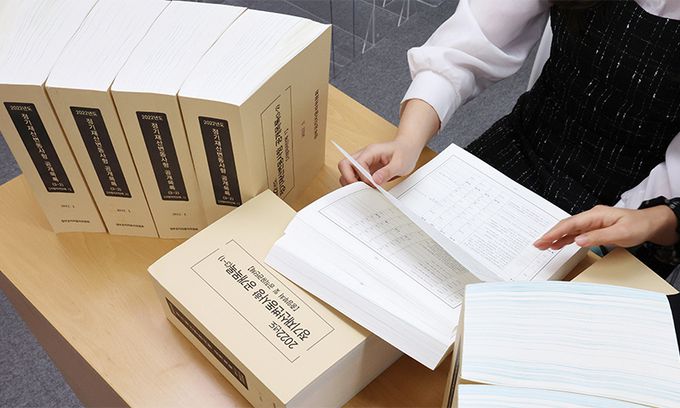 인사혁신처 관계자들이 지난 30일 세종시 정부세종청사에서 22년 고위공직자 1천978명의 정기 재산변동사항 신고내용을 살펴보고 있다. 연합뉴스