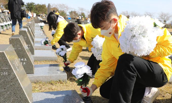 제주도 도내 4개 대학교 학생회는 27일 제74주기 제주4·3 희생자 추념식을 일주일 앞두고 제주시 봉개동 제주4·3평화공원 행불인 묘역의 표석에 조화(弔花)를 꽂고 있다. 제주=뉴스1