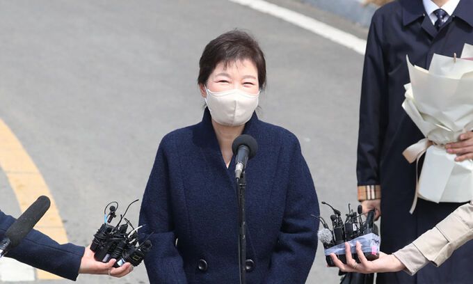 지난 24일 박근혜 전 대통령이 대구 달성군 사전에 도착, 인사말을 하고 있다. 대구=연합뉴스