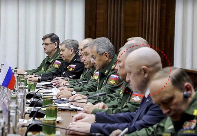 2018년 리비아와 러시아 국방장관 회의에 참석한 예브게니 프리고진(빨간원). AP통신