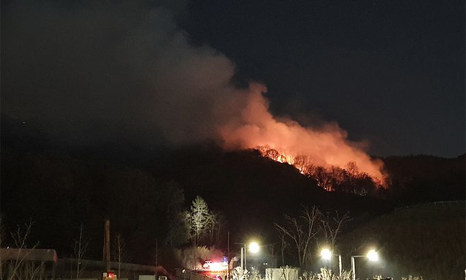 4일 밤 경기 하남 위례신도시 남한산성 인근 청량산에 발생한 산불이 확산하고 있다. 사진은 위례포레자이 아파트단지에서 지켜본 산불의 모습. 독자제공