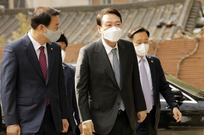 윤석열 대통령 당선인이 5일 오전 서울 종로구 통의동 금융감독원 연수원에 마련된 제20대 대통령직인수위원회로 출근하고 있다.    인수위 사진기자단