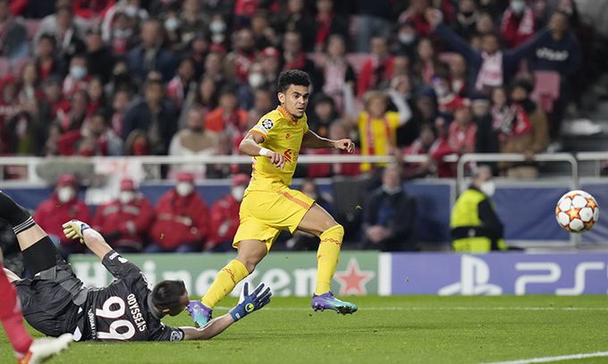 리버풀 공격수 루이스 디아스(오른쪽)가 6일 포르투갈 리스본의 에스타디오 다 루즈에서 열린 벤피카와의 2021∼2022 UCL 8강 1차전에서 팀의 세번째 골을 만들어내고 있다. 리스본=AP연합뉴스