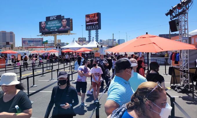 방탄소년단의 라스베이거스 콘서트가 시작되는 8일(현지시간), 도시 곳곳에서 벌어지는 시티 프로젝트에 관람객들이 참여하고 있다. 라스베이거스=김예진 기자